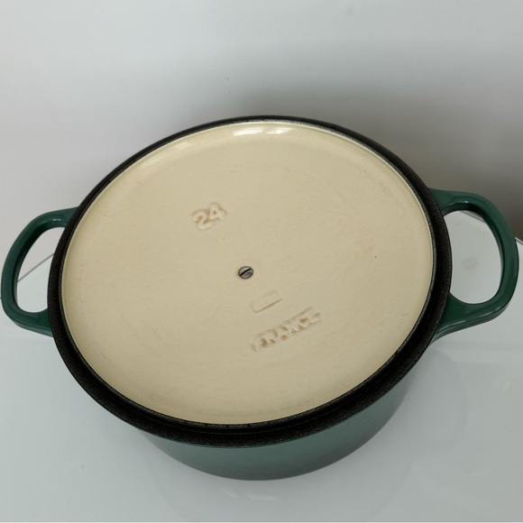 Le Creuset Round Dutch Oven 4.5Qt - Picture 4 of 6